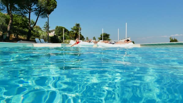 Piscina coperta, 2 piscine all'aperto, lettini