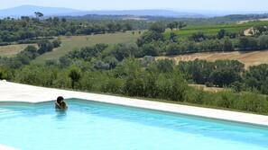 Piscina coperta, 2 piscine all'aperto, lettini