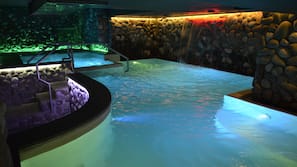 Piscina coperta, 2 piscine all'aperto, lettini