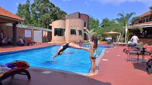 Una piscina al aire libre