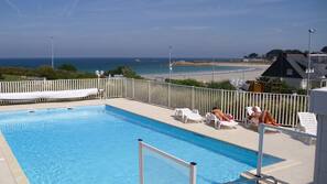 Piscine extérieure, parasols de plage, chaises longues