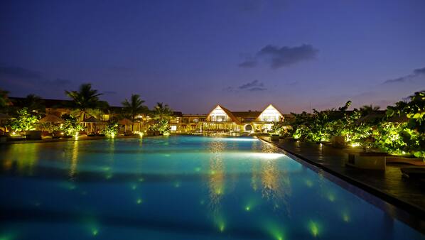 Outdoor pool, pool loungers