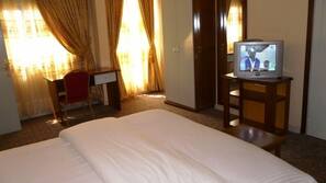 Premium bedding, desk, blackout curtains, free WiFi