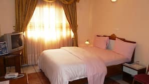 Premium bedding, desk, blackout curtains, free WiFi