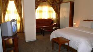 Premium bedding, desk, blackout curtains, free WiFi