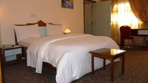 Premium bedding, desk, blackout curtains, free WiFi