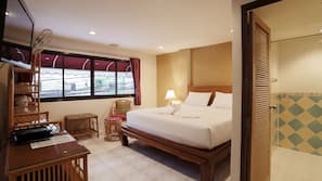 Minibar, coffre-forts dans les chambres, bureau