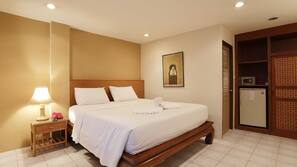 Minibar, coffre-forts dans les chambres, bureau