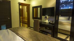 Minibar, in-room safe, free WiFi