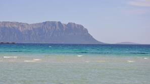 Playa privada, arena blanca, tumbonas y sombrillas
