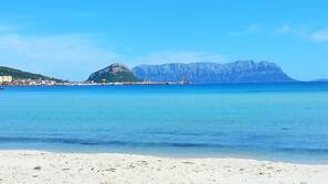 Playa privada, arena blanca, tumbonas y sombrillas
