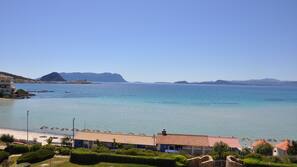 Playa privada, arena blanca, tumbonas y sombrillas