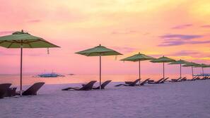Plage privée, sable blanc, chaises longues, parasols