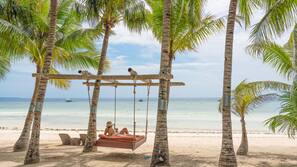 Plage privée, sable blanc, chaises longues, parasols