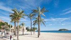Una spiaggia nelle vicinanze