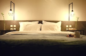 Deluxe Room | Hypo-allergenic bedding, in-room safe, individually decorated