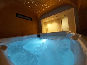 Indoor spa tub