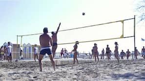 Privatstrand in der Nähe, Liegestühle, Sonnenschirme, Volleyball