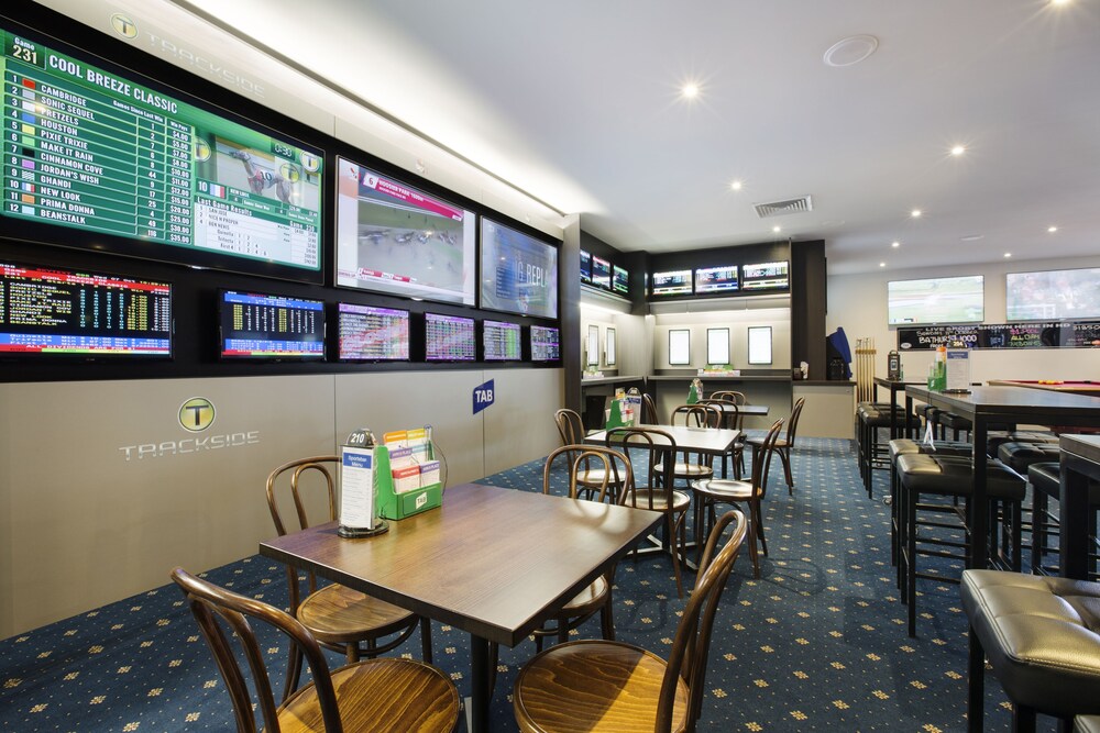 Nightcap at Shoppingtown Hotel