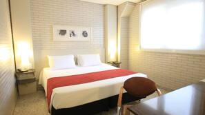 Frigobar, cofres nos quartos, escrivaninha, cortinas blackout