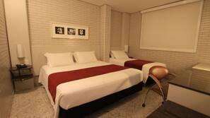 Frigobar, cofres nos quartos, escrivaninha, cortinas blackout