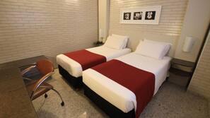 Frigobar, cofres nos quartos, escrivaninha, cortinas blackout