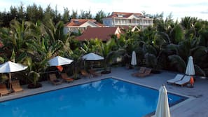 Outdoor pool, pool umbrellas, sun loungers