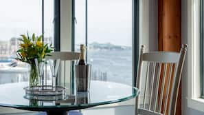 Luxe beddengoed, donzen dekbedden, een kluis op de kamer, een bureau