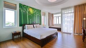 In-room safe, individually decorated, desk, blackout drapes