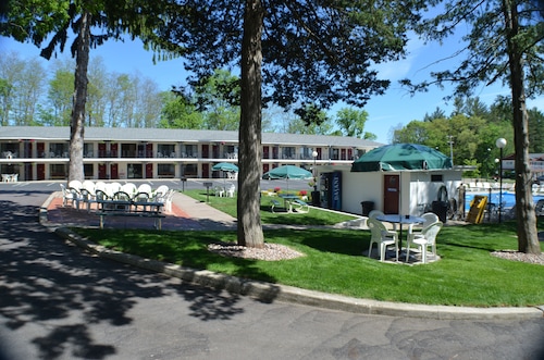 Great Place to stay Amber's Inn & Suites near Wisconsin Dells 