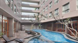 Una piscina al aire libre