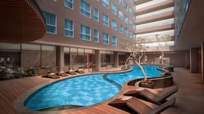 Una piscina al aire libre