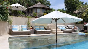 2 outdoor pools
