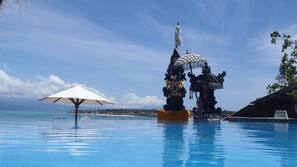 2 outdoor pools