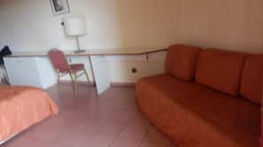 Escrivaninha, cortinas blackout, Wi-Fi de cortesia