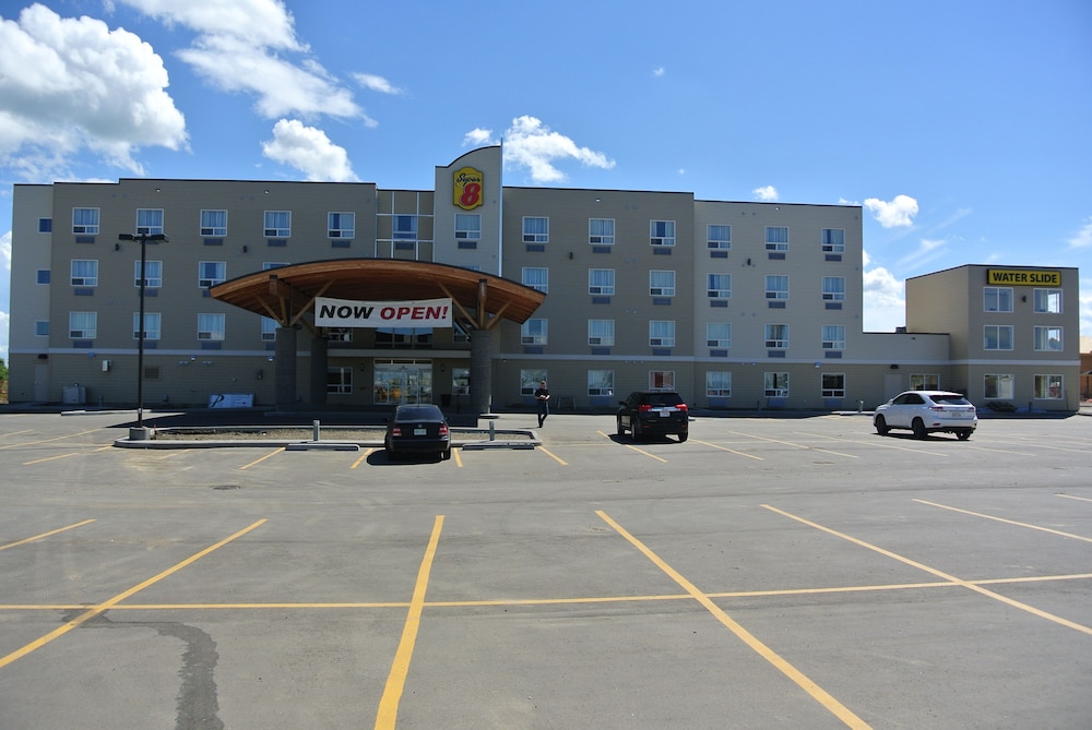 Parking, Super 8 by Wyndham Lloydminster