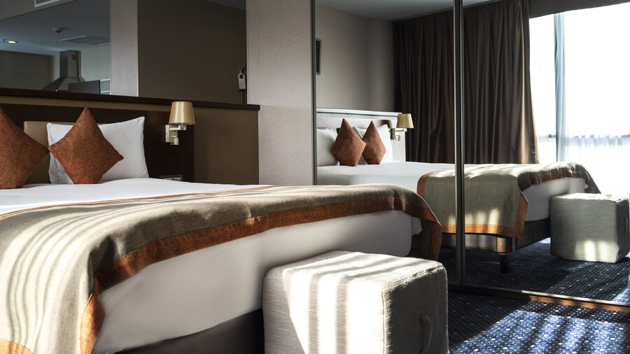 Parkside Hotel & Apartments
