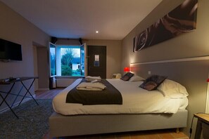 Junior Suite | Premium bedding, in-room safe, individually decorated, desk