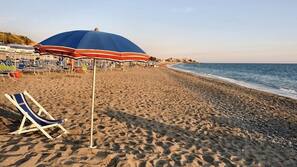 Spiaggia privata nelle vicinanze, lettini da mare, ombrelloni