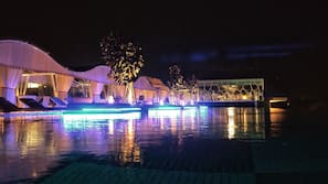 Outdoor pool, free pool cabanas, pool umbrellas