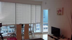Una televisión LCD, un reproductor de DVD