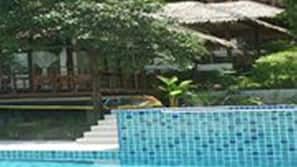 Piscine extérieure, chaises longues