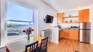 Full-size fridge, microwave, stovetop, dishwasher