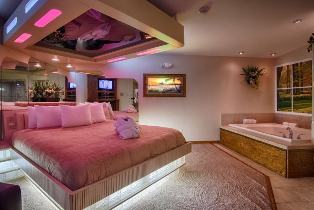Sybaris Pool Suites Indianapolis In Indianapolis Hotel Rates Reviews On Orbitz