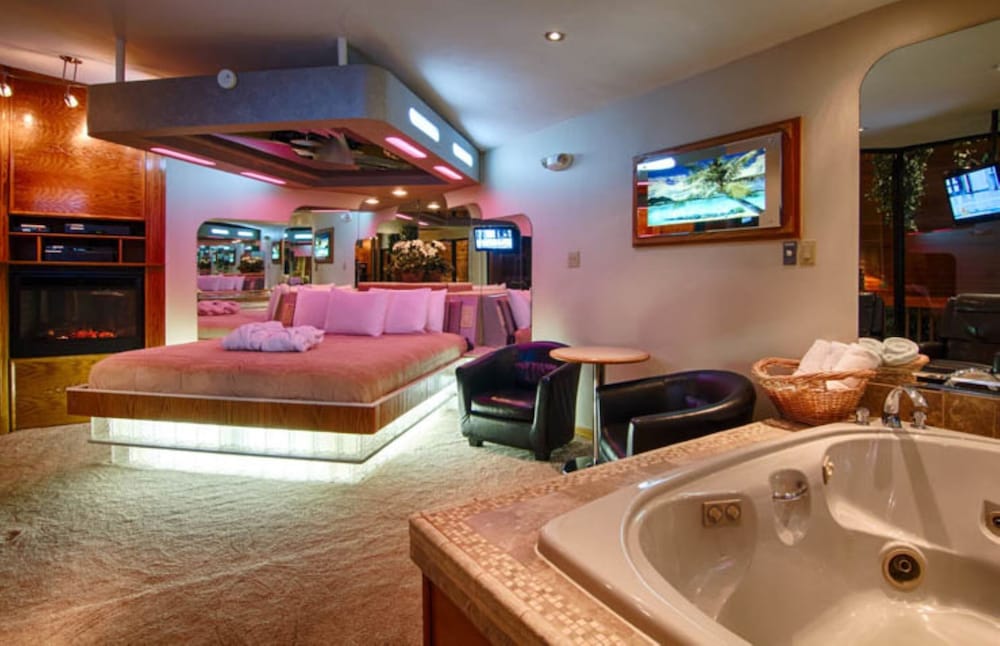 Sybaris Pool Suites Indianapolis in Indianapolis Best Rates & Deals