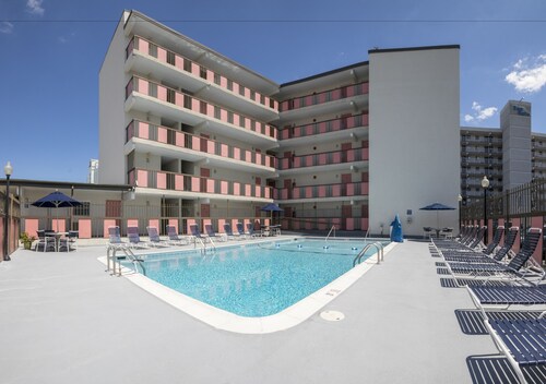 Check Expedia for Availability of Flamingo Motel