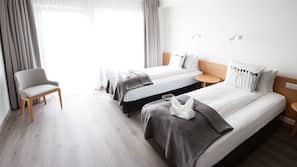 Zimmersafe, Schreibtisch, kostenlose Babybetten, Bettwäsche