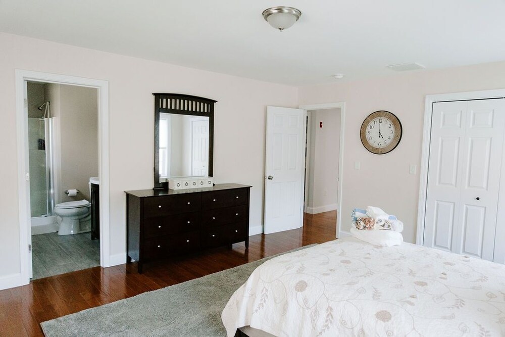 Beautiful 3 Bedroom 3 Bath Beach House in Shores! Narragansett