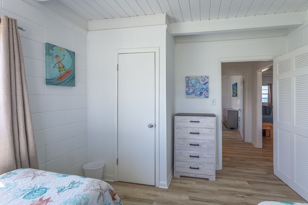 2bed/1bath beachfront apartment, ground level, pet friendly. St