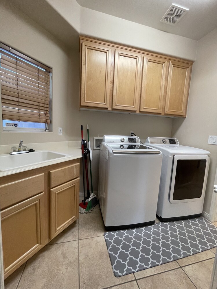 Beautiful newly furnished Indio home on golf course with heated pool